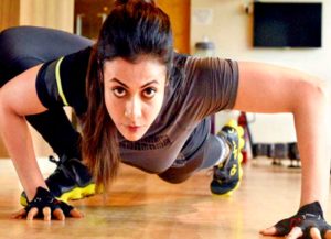 Koel Mallick reveals shocking shooting accident during Mitin Ekti Khuner Sandhane. Film releases this Christmas. শুটিং সেটে হাত ভেঙে বড় দুর্ঘটনার শিকার কোয়েল মল্লিক। কীভাবে বন্ধ হয়েছিল মিতিন ছবির শুটিং, জানুন বিস্তারিত।