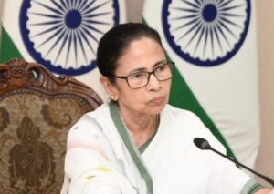 দুর্গাপুরের গণধর্ষণ-কাণ্ডে মুখ্যমন্ত্রী মমতা বন্দ্যোপাধ্যায়ের মন্তব্য ঘিরে বিতর্ক। রাতে মেয়েদের বেরনো নিয়ে মন্তব্যে ক্ষোভ, জাতীয় মহিলা কমিশনও সমালোচনায়। জানুন বিস্তারিত।