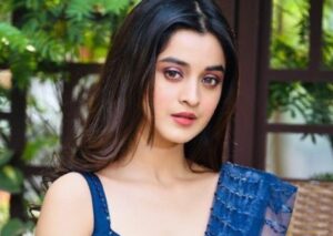 দ্য অ্যাকাডেমি অফ ফাইন আর্টস’ (The Academy of Fine Arts) ছবির প্রোমোশনাল মিউজিক ভিডিওতে তাঁর নতুন অবতার যেন এক ঝলসানো ঝড়। দর্শনার রেট্রো সাজ, মাদকতাময় নাচের ভঙ্গি আর তীক্ষ্ণ উপস্থিতিতে যেন ফিরে এল সত্তরের দশকের ক্যাবারে যুগ। এই মিউজিক ভিডিওটি তৈরি হয়েছে জনপ্রিয় কালজয়ী গান ‘চুরি ছাড়া কাজ নেই’ -এর (Churi Chhara Kaj Nei) রিমেকে। মূল গানটি গেয়েছিলেন শিল্পী লতা মঙ্গেশকর (Lata Mangeshkar) ও কিশোর কুমার (Kishore Kumar)।