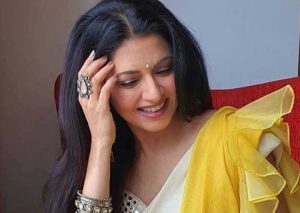 ভাগ্যশ্রীর এই মন্তব্য প্রকাশ্যে আসতেই বলিউডের অন্দরমহলে ফের শুরু হয়েছে বিতর্ক। কারণ এই ধরনের অভিযোগ নতুন নয়। এর আগেও বহু তারকা প্রকাশ্যে স্বীকার করেছেন, তাঁরা সাধারণ মানুষের মতোই জীবন যাপন করতে চান। কিন্তু তাঁদের প্রতিটি পদক্ষেপই বিচার করা হয় আলাদা মাপকাঠিতে। এক সময় বলিউড থেকে নিজেকে গুটিয়ে নেওয়া ভাগ্যশ্রী আবারও ফিরে এসেছেন অভিনয়ে।