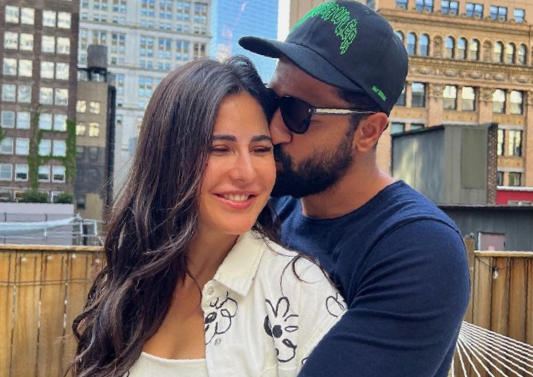 ক্যাটরিনার এই মন্তব্য আজকের দিনে অত্যন্ত প্রাসঙ্গিক। কারণ বহু সম্পর্কেই ব্যক্তিগত পরিসর না থাকা বা তার সীমা অতিক্রম করার ফলেই শুরু হয় অশান্তি, সন্দেহ, এমনকী বিচ্ছেদও। সম্পর্কবিষয়ক বিশেষজ্ঞ ও মনোবিদদের মতে, বিশ্বাস না থাকলে সম্পর্ক টিকে না।