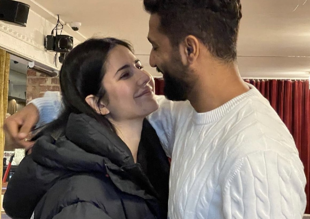 ক্যাটরিনার এই মন্তব্য আজকের দিনে অত্যন্ত প্রাসঙ্গিক। কারণ বহু সম্পর্কেই ব্যক্তিগত পরিসর না থাকা বা তার সীমা অতিক্রম করার ফলেই শুরু হয় অশান্তি, সন্দেহ, এমনকী বিচ্ছেদও। সম্পর্কবিষয়ক বিশেষজ্ঞ ও মনোবিদদের মতে, বিশ্বাস না থাকলে সম্পর্ক টিকে না।