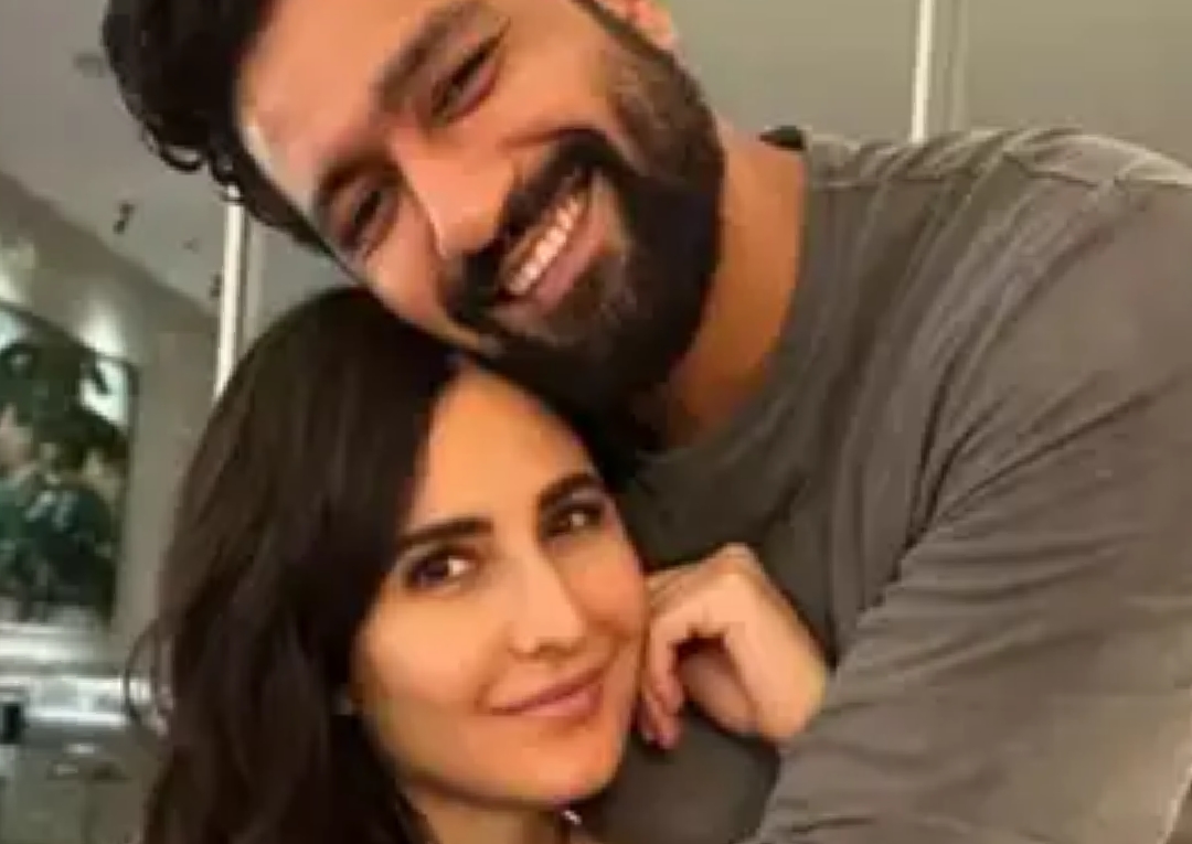 ক্যাটরিনার এই মন্তব্য আজকের দিনে অত্যন্ত প্রাসঙ্গিক। কারণ বহু সম্পর্কেই ব্যক্তিগত পরিসর না থাকা বা তার সীমা অতিক্রম করার ফলেই শুরু হয় অশান্তি, সন্দেহ, এমনকী বিচ্ছেদও। সম্পর্কবিষয়ক বিশেষজ্ঞ ও মনোবিদদের মতে, বিশ্বাস না থাকলে সম্পর্ক টিকে না।