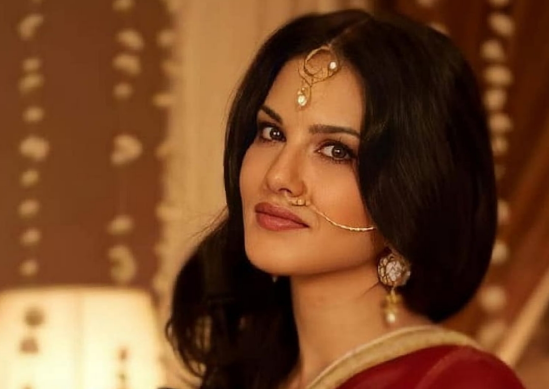 সানি বলেছিলেন, 'আমি হাজার চেষ্টা করেও উঠতে পারছিলাম না। মনে হচ্ছিল কোনও শক্তি আমার শরীরটাকে আটকে রেখেছে।' তিনি আরও বলেন, 'প্রথমে মনে হয়েছিল আমারই ভুল হচ্ছে। কিন্তু ক'য়েকবার যখন একই ঘটনা ঘটতে লাগল, বুঝতে পারলাম কিছু অস্বাভাবিক হচ্ছে। ঘরে কেউ নেই, তবুও স্পষ্ট অনুভব করছিলাম কারও উপস্থিতি।'