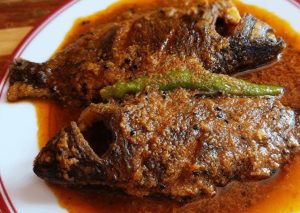 শিলনোড়া বা শিলেবাটার মশলার ঘ্রাণে কই মাছের ঝোলের স্বাদ যে কতখানি বেড়ে যায়, তা একবার না খেলে বোঝা সম্ভব নয়। অনেকেই আজকাল মিক্সিতে মশলা বাটেন। কিন্তু রান্নার জগতে শিলেবাটার স্পর্শ যে কতখানি গুণ আনতে পারে, তার নিদর্শন এই রেসিপি।