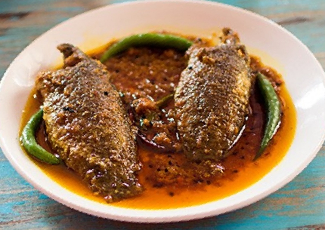 শিলনোড়া বা শিলেবাটার মশলার ঘ্রাণে কই মাছের ঝোলের স্বাদ যে কতখানি বেড়ে যায়, তা একবার না খেলে বোঝা সম্ভব নয়। অনেকেই আজকাল মিক্সিতে মশলা বাটেন। কিন্তু রান্নার জগতে শিলেবাটার স্পর্শ যে কতখানি গুণ আনতে পারে, তার নিদর্শন এই রেসিপি।