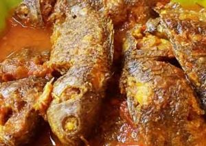 শিলনোড়া বা শিলেবাটার মশলার ঘ্রাণে কই মাছের ঝোলের স্বাদ যে কতখানি বেড়ে যায়, তা একবার না খেলে বোঝা সম্ভব নয়। অনেকেই আজকাল মিক্সিতে মশলা বাটেন। কিন্তু রান্নার জগতে শিলেবাটার স্পর্শ যে কতখানি গুণ আনতে পারে, তার নিদর্শন এই রেসিপি।