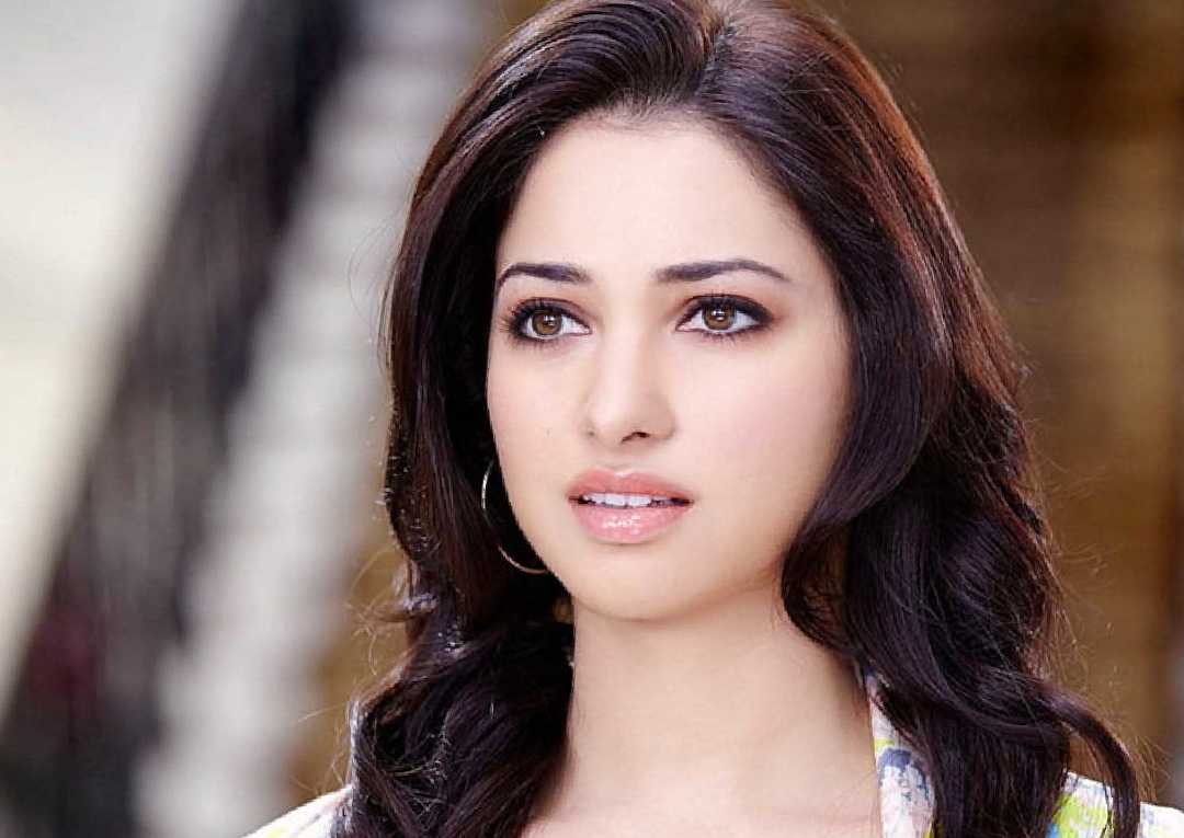 তামান্নার জীবনের প্রথম ‘ক্রাশ’ এবং প্রথম ‘হার্টব্রেক’। যদিও বয়স কম ছিল, তবু সেই না পাওয়া অনুভব যে গভীর, তা স্পষ্ট তাঁর কণ্ঠেই। এখানেই শেষ নয়। বিজয় বর্মা (Vijay Varma)-এর সঙ্গে সম্পর্কের আগে আরও দু’বার প্রেমে জড়িয়েছিলেন অভিনেত্রী। যদিও সেগুলিও স্থায়ী হয়নি।