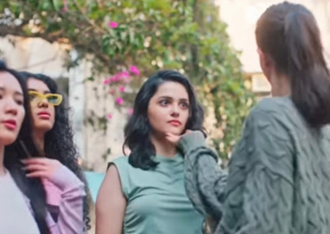 অনেকেই মন্তব্য করছেন, 'তখন অনন্যা শেখাচ্ছিল, আর এখন অনীত নিজের নামেই সুপারস্টার।' একজন নেটিজেন লিখেছেন, 'শুধু সৌন্দর্য নয়, অনীতের মধ্যে ট্যালেন্টও স্পষ্ট। তার পিছনে অনন্যার গাইডেন্স থাকাটা সত্যিই বড় কথা।' আবার কেউ বলছেন, 'বহু বড় স্টারদের এমন স্পোর্টিভভাবে অন্যদের সাহায্য করতে দেখা যায় না।