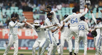 ভারতীয় পেসারদের তীক্ষ্ণ লাইন ও লেংথে ধরা পড়ে শেষ চার উইকেট। সিরাজ ও প্রসিদ্ধ কৃষ্ণ ৬ রানের ঐতিহাসিক জয় এনে দেয় দেশকে। দেখবার বিষয়, গোটা সিরিজ়ে ভারত খেলে গিয়েছে বুক চিতিয়ে। হেডিংলে (Headingley), লর্ডস (Lords)-এ জেতার সম্ভাবনা থাকলেও ছোটখাটো ভুলে সেসব হাতছাড়া হয়েছে। কিন্তু ব্যাটে-বলে তরুণদের দৃপ্তভাব স্পষ্ট। অধিনায়ক শুভমন গিল (Shubman Gill)-এর ফর্ম, ঋষভ পন্থ (Rishabh Pant)-এর প্রত্যাবর্তন, আকাশদীপের প্রথম সিরিজ়েই আত্মবিশ্বাসী বোলিং, সব মিলিয়ে ভবিষ্যতের দল গড়ে তোলার ভিত তৈরি হয়েছে। এখানে মনে রাখতে হবে, রবীন্দ্র জাডেজা (Ravindra Jadeja) ও ওয়াশিংটন সুন্দর (Washington Sundar)-এর অলরাউন্ডার ভূমিকা দলকে অনেক অনেক ভারসাম্য দিয়েছে। ম্যাঞ্চেস্টারে (Manchester) ভারতের প্রায় দু’দিন ব্যাট করে ম্যাচ বাঁচানোর ঘটনাও চিহ্নিত হবে সিরিজ়ের মোড় ঘোরানো মুহূর্তগুলোর অন্যতম।