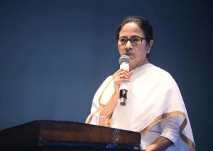 ২০১১ সালে পশ্চিমবঙ্গে বামফ্রন্টের ৩৪ বছরের শাসন ভেঙে মুখ্যমন্ত্রী হন মমতা বন্দ্যোপাধ্যায়। এরপর থেকে রাজ্যের প্রশাসনিক দায়িত্ব সামলাচ্ছেন তিনি। অন্যদিকে ২০১৪ সাল থেকে দেশের প্রধানমন্ত্রী হিসেবে টানা তিনবার ক্ষমতায় এসেছেন নরেন্দ্র মোদী (Narendra Modi)। মমতা সরাসরি না হলেও তাঁর সঙ্গে পরোক্ষ রাজনৈতিক অভিজ্ঞতার কথাও আসতে পারে বইটিতে।