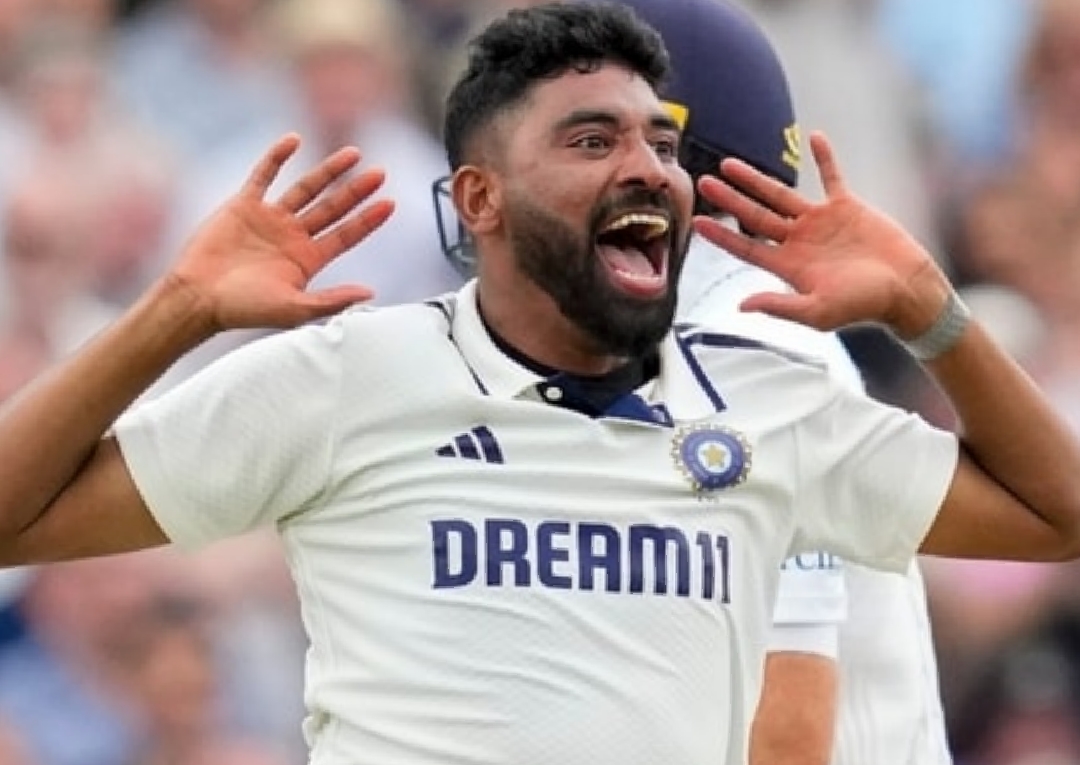 ২০২৫ সালের ইংল্যান্ড সফরে মহম্মদ সিরাজ-এর (Mohammed Siraj) দুরন্ত বোলিংয়ে ভারত নাটকীয়ভাবে শেষ টেস্ট জেতে। তিনি রবিবার ‘খলনায়ক’ হলেও সোমবার ‘নায়ক’ হয়ে উঠলেন। India vs England 2025 Test Series ends with Mohammed Siraj's stunning bowling at The Oval. From villain to hero, Siraj’s comeback inspires India to victory.