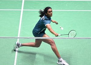 পিভি সিন্ধু (PV Sindhu) বিশ্ব ব্যাডমিন্টন চ্যাম্পিয়নশিপে চিনের ওয়াং ঝি ই (Wang Zhi Yi)-কে হারিয়ে কোয়ার্টার ফাইনালে উঠলেন। ভারতীয় সমর্থকদের স্বপ্ন ফের জাগিয়ে তুললেন সিন্ধু। PV Sindhu storms into the quarterfinals of the Badminton World Championships after defeating China’s Wang Zhi Yi in straight games. Indian fans hopeful of another medal.