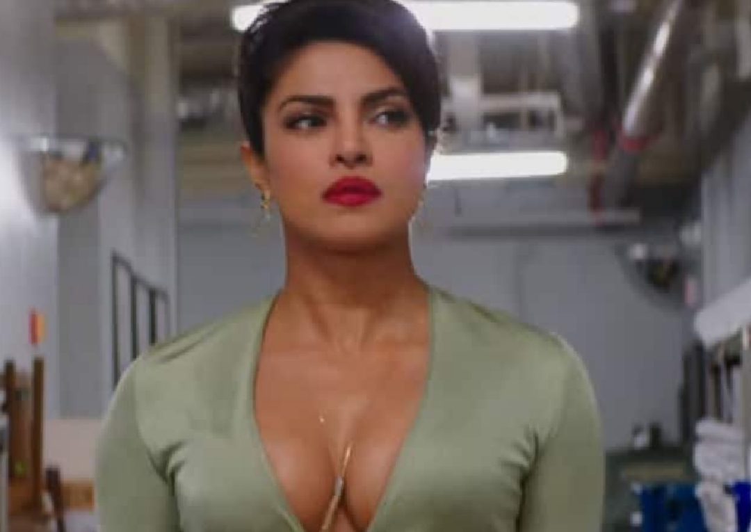 প্রিয়াঙ্কা চোপড়া স্পষ্ট জানালেন, মেয়ে হয়ে নয়, বরং ছেলে হলে অনেক সমস্যাই এড়ানো যেত। মেকআপ, সাজ, পোশাক নিয়ে অস্বস্তি প্রকাশ করলেন অভিনেত্রী।