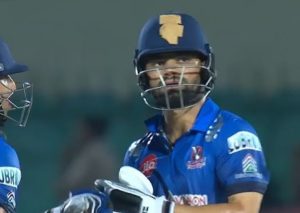 লখনউয়ের একনা স্টেডিয়ামে (Ekana Stadium, Lucknow) বৃহস্পতিবার গোরক্ষপুর লায়ন্সের বিরুদ্ধে নামেন রিঙ্কু। তখন দলের অবস্থা খুবই শোচনীয়। ৪ উইকেটে মাত্র ৩৮ রান তুলেছিল মেরঠ। টার্গেট ছিল ১৬৮। একদিকে একের পর এক ব্যাটার আউট হচ্ছিলেন, অন্যদিকে অধিনায়ক হিসেবে পাঁচ নম্বরে নেমে নিজের আগ্রাসী ব্যাটিংয়ে ম্যাচ ঘুরিয়ে দেন রিঙ্কু।