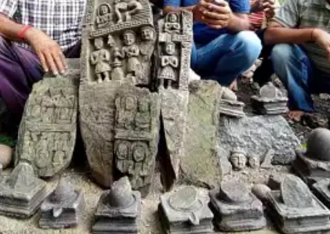 অনন্তনাগের কারকুটনাগে ঝর্নার সংস্কারের সময় উদ্ধার হল শতাব্দী প্রাচীন শিবলিঙ্গ ও দেবদেবীর মূর্তি। এলাকাবাসী দাবি তুলেছেন মন্দির নির্মাণের। ঘটনাস্থলে পৌঁছেছে প্রত্নতত্ত্ব বিভাগ।