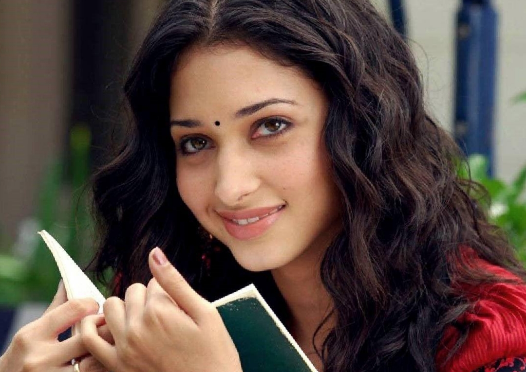 তামান্নার জীবনের প্রথম ‘ক্রাশ’ এবং প্রথম ‘হার্টব্রেক’। যদিও বয়স কম ছিল, তবু সেই না পাওয়া অনুভব যে গভীর, তা স্পষ্ট তাঁর কণ্ঠেই। এখানেই শেষ নয়। বিজয় বর্মা (Vijay Varma)-এর সঙ্গে সম্পর্কের আগে আরও দু’বার প্রেমে জড়িয়েছিলেন অভিনেত্রী। যদিও সেগুলিও স্থায়ী হয়নি।