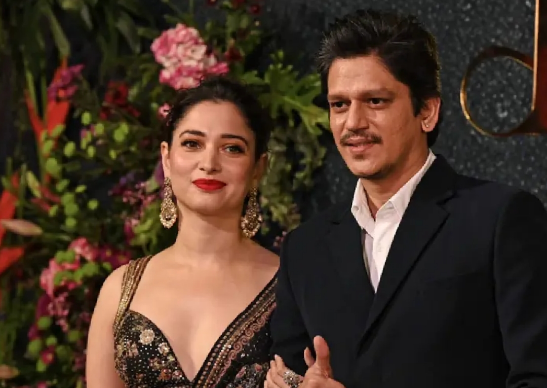 তামান্নার জীবনের প্রথম ‘ক্রাশ’ এবং প্রথম ‘হার্টব্রেক’। যদিও বয়স কম ছিল, তবু সেই না পাওয়া অনুভব যে গভীর, তা স্পষ্ট তাঁর কণ্ঠেই। এখানেই শেষ নয়। বিজয় বর্মা (Vijay Varma)-এর সঙ্গে সম্পর্কের আগে আরও দু’বার প্রেমে জড়িয়েছিলেন অভিনেত্রী। যদিও সেগুলিও স্থায়ী হয়নি।