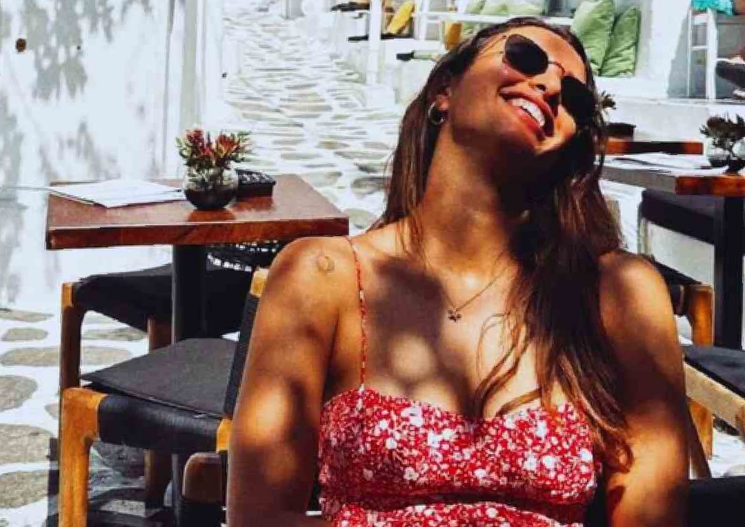 রোমিও’ (Romeo)। কিন্তু নামটা যতটা রোমান্টিক, গল্পটা ঠিক ততটাই রক্তাক্ত ও আবেগে ভরপুর। এই ছবিতেই প্রথমবার একসঙ্গে পর্দায় আসছেন শাহিদ কাপুর (Shahid Kapoor) ও তৃপ্তি দিমরি (Triptii Dimri)। সবচেয়ে বড় চমক, বহুদিন পর বড়পর্দায় কামব্যাক করছেন তামান্না ভাটিয়া (Tamannaah Bhatia)। আর সেটা ঘটছে বিশাল ভরদ্বাজের মতো গা ছমছমে থ্রিলারের মাধ্য