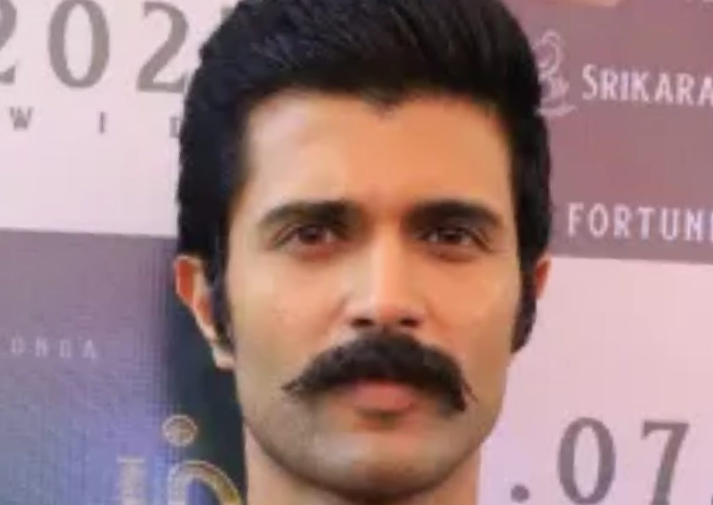 কিংডম’-এর মূল চরিত্র সুরি (Suri), যাঁর ভূমিকায় রয়েছেন বিজয় দেবরাকোণ্ডা, পেশায় একজন সৎ ও সাহসী কনস্টেবল। চরিত্রটি গত ১৮ বছর ধরে নিখোঁজ বড় ভাই শিবা (Shiva)-র খোঁজ করে চলেছেন। শিবার চরিত্রে দুর্দান্ত অভিনয় করেছেন সত্যদেব (Satya Dev)। হঠাৎ একদিন পুলিশের উচ্চপদস্থ এক কর্মকর্তা জানান, শিবা বেঁচে আছেন এবং তাকে খুঁজে পেতে হলে সুরিকে একটি গোপন আন্তর্জাতিক মিশনে অংশ নিতে হবে।