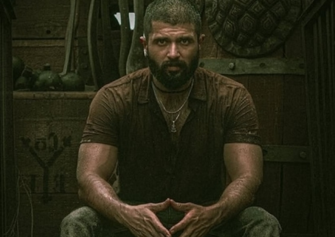 কিংডম’-এর মূল চরিত্র সুরি (Suri), যাঁর ভূমিকায় রয়েছেন বিজয় দেবরাকোণ্ডা, পেশায় একজন সৎ ও সাহসী কনস্টেবল। চরিত্রটি গত ১৮ বছর ধরে নিখোঁজ বড় ভাই শিবা (Shiva)-র খোঁজ করে চলেছেন। শিবার চরিত্রে দুর্দান্ত অভিনয় করেছেন সত্যদেব (Satya Dev)। হঠাৎ একদিন পুলিশের উচ্চপদস্থ এক কর্মকর্তা জানান, শিবা বেঁচে আছেন এবং তাকে খুঁজে পেতে হলে সুরিকে একটি গোপন আন্তর্জাতিক মিশনে অংশ নিতে হবে।