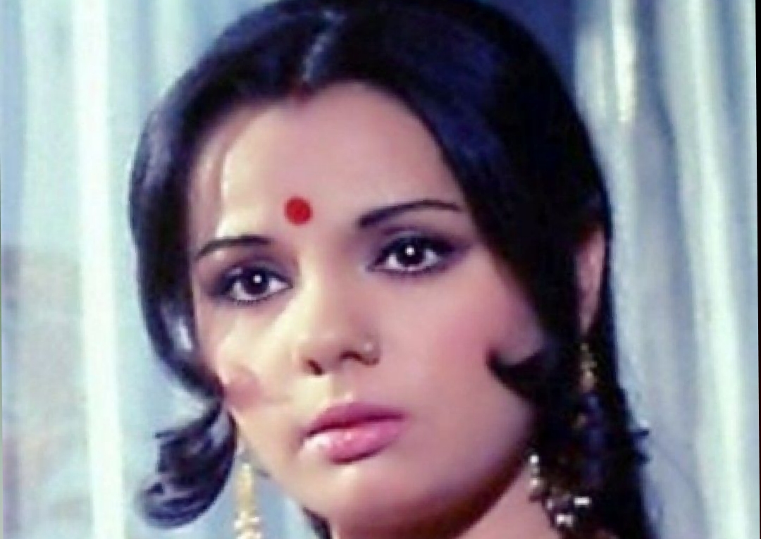 মুমতাজ়ের জীবনের নানা অধ্যায়ে বারবার এসেছে প্রেম আর বিতর্ক। রাজেশ খন্না (Rajesh Khanna)-র সঙ্গেও তাঁর নাম জড়িয়েছিল। শুটিংয়ে তাঁদের আচরণ দেখে অনেকেই ভাবতেন তাঁরা প্রেমিক-প্রেমিকা। তবে এই দাবি একেবারেই উড়িয়ে দিয়েছেন মুমতাজ়। তাঁর মতে, রাজেশ ছিলেন খুব ভাল বন্ধু। শুধু তা-ই নয়, রাজেশ খন্নার তৎকালীন প্রেমিকার সঙ্গেও নাকি তাঁর সুসম্পর্ক ছিল।