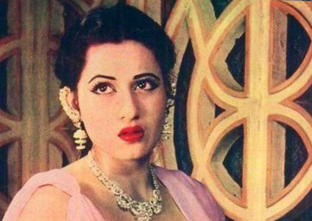 মুমতাজ়ের জীবনের নানা অধ্যায়ে বারবার এসেছে প্রেম আর বিতর্ক। রাজেশ খন্না (Rajesh Khanna)-র সঙ্গেও তাঁর নাম জড়িয়েছিল। শুটিংয়ে তাঁদের আচরণ দেখে অনেকেই ভাবতেন তাঁরা প্রেমিক-প্রেমিকা। তবে এই দাবি একেবারেই উড়িয়ে দিয়েছেন মুমতাজ়। তাঁর মতে, রাজেশ ছিলেন খুব ভাল বন্ধু। শুধু তা-ই নয়, রাজেশ খন্নার তৎকালীন প্রেমিকার সঙ্গেও নাকি তাঁর সুসম্পর্ক ছিল।