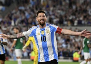 আর্জেন্টিনার বিশ্বকাপজয়ী অধিনায়ক লিয়োনেল মেসি ৫ সেপ্টেম্বর ভেনেজুয়েলার বিপক্ষে এক বিশেষ ম্যাচ খেলতে নামছেন। সাক্ষাৎকারে অবসরের ইঙ্গিত দেওয়ায় জল্পনা তুঙ্গে।Lionel Messi, Argentina’s World Cup-winning captain, hints at international retirement ahead of the September 5 Venezuela match, sparking global speculation.