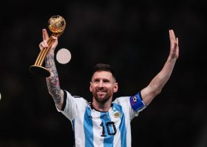 আর্জেন্টিনার বিশ্বকাপজয়ী অধিনায়ক লিয়োনেল মেসি ৫ সেপ্টেম্বর ভেনেজুয়েলার বিপক্ষে এক বিশেষ ম্যাচ খেলতে নামছেন। সাক্ষাৎকারে অবসরের ইঙ্গিত দেওয়ায় জল্পনা তুঙ্গে।Lionel Messi, Argentina’s World Cup-winning captain, hints at international retirement ahead of the September 5 Venezuela match, sparking global speculation.
