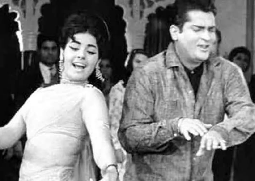 মুমতাজ়ের জীবনের নানা অধ্যায়ে বারবার এসেছে প্রেম আর বিতর্ক। রাজেশ খন্না (Rajesh Khanna)-র সঙ্গেও তাঁর নাম জড়িয়েছিল। শুটিংয়ে তাঁদের আচরণ দেখে অনেকেই ভাবতেন তাঁরা প্রেমিক-প্রেমিকা। তবে এই দাবি একেবারেই উড়িয়ে দিয়েছেন মুমতাজ়। তাঁর মতে, রাজেশ ছিলেন খুব ভাল বন্ধু। শুধু তা-ই নয়, রাজেশ খন্নার তৎকালীন প্রেমিকার সঙ্গেও নাকি তাঁর সুসম্পর্ক ছিল।