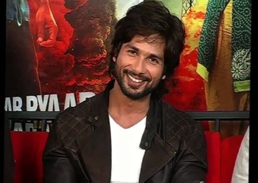 রোমিও’ (Romeo)। কিন্তু নামটা যতটা রোমান্টিক, গল্পটা ঠিক ততটাই রক্তাক্ত ও আবেগে ভরপুর। এই ছবিতেই প্রথমবার একসঙ্গে পর্দায় আসছেন শাহিদ কাপুর (Shahid Kapoor) ও তৃপ্তি দিমরি (Triptii Dimri)। সবচেয়ে বড় চমক, বহুদিন পর বড়পর্দায় কামব্যাক করছেন তামান্না ভাটিয়া (Tamannaah Bhatia)। আর সেটা ঘটছে বিশাল ভরদ্বাজের মতো গা ছমছমে থ্রিলারের মাধ্য