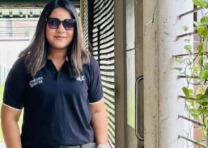 বাংলাদেশের ইতিহাসে প্রথম মহিলা আম্পায়ার সাথিরা জ়াকির ভারতের মাটিতে অনুষ্ঠিত মহিলাদের এক দিনের বিশ্বকাপে দায়িত্ব পালন করবেন। জানুন তাঁর যাত্রার গল্প। Sathira Jakir becomes the first female umpire from Bangladesh to officiate in the Women’s ODI World Cup in India. Read her inspiring journey.