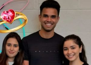 বাগ্‌দানের পর থেকে সানিয়াকে সচিন পরিবারের নানা অনুষ্ঠানে একাধিকবার দেখা গিয়েছে। সারার স্টুডিও উদ্বোধনের আগে তেন্ডুলকর বাড়ির পূজায় তিনি উপস্থিত ছিলেন। এমনকী স্টুডিও উদ্বোধনের সময়ও ফিতে কাটার অনুষ্ঠানে সক্রিয়ভাবে অংশ নিয়েছিলেন। তবে সেইসব সময়ে অর্জুনকে দেখা যায়নি। অবশেষে গত ২৯ আগস্ট সচিনের মা রজনী তেন্ডুলকর-এর (Rajni Tendulkar) জন্মদিনে সানিয়াকে অর্জুনের পাশে দেখা যায়।