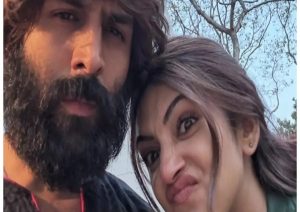 কার্তিক আরিয়ান (Kartik Aaryan) ও শ্রীলীলার (Sreeleela) সম্পর্ক নিয়ে নতুন জল্পনা। গণেশপুজোর ছবিতে একসঙ্গে দেখা গেল দুই তারকাকে। গুঞ্জনে সিলমোহর কি তবে সত্যি প্রেম?