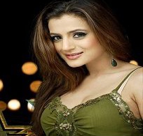 অমীষা আরও জানান, পড়াশোনার সময় থেকেই ছেলেদের আকর্ষণের কেন্দ্রবিন্দু ছিলেন তিনি। প্রায়ই প্রেমের প্রস্তাব পেতেন, কিন্তু যখনই বিয়ের প্রসঙ্গ উঠেছে তখন শর্ত জুড়ে দেওয়া হয়েছে, তাঁকে কাজ ছেড়ে ঘরে থাকতে হবে। এই প্রসঙ্গে অভিনেত্রীর মন্তব্য, “যারা ভালবাসবে, তারা তোমাকে কাজেও উৎসাহ দেবে। আমি কাউকে ভালবেসে কাজ হারাতে চাইনি। আর কাজের জন্যও ভালবাসা হারিয়েছি।”