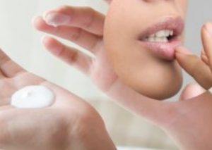 ঠোঁটের যত্ন নেওয়ার সেরা টিপস। প্রাকৃতিক লিপ বাম, অ্যালোভেরা, গোলাপ-মধুর মাস্ক ও দুধ-হলুদ টোটকায় পান নরম গোলাপি ঠোঁট। পুজোর আগে লাস্যময়ী ঠোঁটের জন্য ঘরোয়া টিপস।