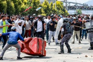 ফেসবুক-ইনস্টাগ্রাম ব্যান করতেই রাস্তায় নামলেন নেপালের Gen Z তরুণরা। কেন সোশ্যাল মিডিয়া তাদের কাছে জীবন-মরণের প্রশ্ন, জানুন বিস্তারিত বিশ্লেষণে।