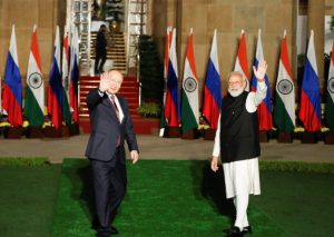 ভারত-রাশিয়ার সম্পর্ক নিয়ে স্পষ্ট বার্তা দিলেন রাশিয়ার বিদেশমন্ত্রী সার্গেই লাভরভ। আমেরিকার চাপের মাঝেও অটুট থাকছে এই বন্ধুত্ব।