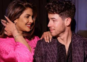 প্রিয়াঙ্কা সম্পর্কে প্রহ্লাদ কক্কড়ের প্রশংসাও কম নয়। তাঁর কথায়, “প্রিয়াঙ্কা একেবারে পুতুলের মতো। কাজের সময় ওকে সামলানো খুব সহজ। ও উচ্চাকাঙ্ক্ষী, নিজের সম্মানবোধ নিয়ে ভীষণ সংবেদনশীল। নিজের পরিসরে কাউকে সহজে ঢুকতে দেয় না। তাই ব্যক্তিগত সম্পর্ক নিয়েও ও সর্বদা নীরব থেকেছে।”