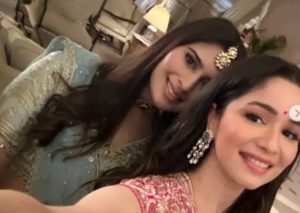 বাগ্‌দানের পর থেকে সানিয়াকে সচিন পরিবারের নানা অনুষ্ঠানে একাধিকবার দেখা গিয়েছে। সারার স্টুডিও উদ্বোধনের আগে তেন্ডুলকর বাড়ির পূজায় তিনি উপস্থিত ছিলেন। এমনকী স্টুডিও উদ্বোধনের সময়ও ফিতে কাটার অনুষ্ঠানে সক্রিয়ভাবে অংশ নিয়েছিলেন। তবে সেইসব সময়ে অর্জুনকে দেখা যায়নি। অবশেষে গত ২৯ আগস্ট সচিনের মা রজনী তেন্ডুলকর-এর (Rajni Tendulkar) জন্মদিনে সানিয়াকে অর্জুনের পাশে দেখা যায়।