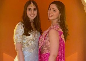 বাগ্‌দানের পর থেকে সানিয়াকে সচিন পরিবারের নানা অনুষ্ঠানে একাধিকবার দেখা গিয়েছে। সারার স্টুডিও উদ্বোধনের আগে তেন্ডুলকর বাড়ির পূজায় তিনি উপস্থিত ছিলেন। এমনকী স্টুডিও উদ্বোধনের সময়ও ফিতে কাটার অনুষ্ঠানে সক্রিয়ভাবে অংশ নিয়েছিলেন। তবে সেইসব সময়ে অর্জুনকে দেখা যায়নি। অবশেষে গত ২৯ আগস্ট সচিনের মা রজনী তেন্ডুলকর-এর (Rajni Tendulkar) জন্মদিনে সানিয়াকে অর্জুনের পাশে দেখা যায়।