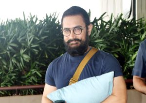 আমির খান (Aamir Khan) জানিয়েছেন বলিউডে (Bollywood) বহু তারকা ব্যক্তিগত খরচও প্রযোজকদের ঘাড়ে চাপান। গাড়ির চালক থেকে শুরু করে রান্নার রাঁধুনি, এমনকি জিমের খরচও বহন করতে হয় প্রযোজকদের।Aamir Khan reveals shocking truth about Bollywood stars forcing producers to bear personal expenses like chauffeurs, chefs, trainers, and more, despite earning crores.