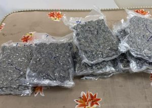 হায়দরাবাদ বিমানবন্দরে দুবাই ফেরত মহিলা যাত্রীর ব্যাগ থেকে উদ্ধার হল ১২ কেজি গাঁজা। ডিআরআইয়ের হাতে গ্রেফতার যাত্রী, আন্তর্জাতিক বাজারে মূল্য ১২ কোটির বেশি। এনডিপিএস আইনে মামলা দায়ের।
