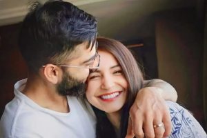 জেমাইমা এক সাক্ষাৎকারে বলেন, “সেই সময় আমরা নিউজিল্যান্ড সফরে ছিলাম। আমি আর স্মৃতি ব্যাটিং নিয়ে কিছু পরামর্শ নিতে চেয়েছিলাম। তখন কোহলি আমাদের ডেকেছিলেন হোটেলের ক্যাফেতে। সেখানে আমরা দেখা করি। অনুষ্কা দিদিও আমাদের সঙ্গে যোগ দেন।” ক্রিকেটের পাশাপাশি জীবনের নানা দিক নিয়ে সেদিন প্রায় দীর্ঘ সময় ধরে আলাপচারিতা চলেছিল তাঁদের মধ্যে।