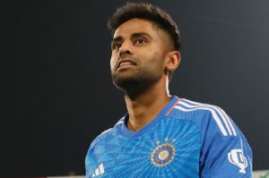 সূর্যকুমার যাদবের (Suryakumar Yadav) পারফরম্যান্স নিয়ে প্রশ্ন উঠছে এশিয়া কাপের আগে। শুভমান গিলের (Shubman Gill) সহ-অধিনায়ক হওয়া সূর্যের জায়গা টলিয়ে দিতে পারে। ওয়াসিম জাফরের (Wasim Jaffer) মন্তব্যে স্পষ্ট, এই টুর্নামেন্টই সূর্যের কাছে শেষ সুযোগ হতে পারে।