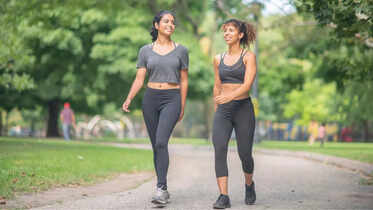 জানুন কেন প্রতিদিন ১০,০০০ পদক্ষেপ হাঁটা সবার জন্য নিরাপদ নয়। হৃদ্‌রোগ, জয়েন্ট সমস্যা বা অস্ত্রোপচারের পর হাঁটা কেমন বিপদ ডেকে আনতে পারে এবং এর নিরাপদ বিকল্প কী হতে পারে, বিস্তারিত এই প্রতিবেদনে।