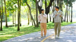 জানুন কেন প্রতিদিন ১০,০০০ পদক্ষেপ হাঁটা সবার জন্য নিরাপদ নয়। হৃদ্‌রোগ, জয়েন্ট সমস্যা বা অস্ত্রোপচারের পর হাঁটা কেমন বিপদ ডেকে আনতে পারে এবং এর নিরাপদ বিকল্প কী হতে পারে, বিস্তারিত এই প্রতিবেদনে।