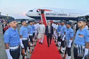 প্রথম ভারত সফরে মুম্বইয়ের রাজভবনে প্রধানমন্ত্রী কিয়ার স্টারমারের সঙ্গে সাক্ষাৎ করলেন নরেন্দ্র মোদি। বাণিজ্য, শিক্ষা, প্রতিরক্ষা ও সংস্কৃতিতে সহযোগিতা বৃদ্ধির আশ্বাস দুই দেশের প্রধানমন্ত্রীর। শুরু হল ভারত, ব্রিটেন বন্ধুত্বের নতুন অধ্যায়।