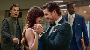 Weapons :  এক রাতের মধ্যে ১৭টি শিশু হঠাৎভাবে ঘর ছেড়ে হারিয়ে যায়; এরপরই শুরু হয় রহস্য। পরিচালক Zach Cregger ভৌতিক গল্প-ভিত্তিক এই ছবিতে শিক্ষক, অভিভাবক, পুলিশ-সহ একাধিক দৃষ্টিকোণ থেকে ঘটনাকে ধাপে ধাপে খুলে দেন। “নীরবতা, গা শিউরে ওঠা ভয়ের মুহূর্ত, রক্তাক্ত দৃশ্য, অদ্ভুত হাস্যরস” সব মিলিয়ে এটি হরর ও ডার্ক কমেডি ঘরানায় এক নতুন উদাহরণ।