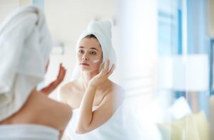 রাতে ঘুমানোর আগে মুখ পরিষ্কার, টোনার, সিরাম, নাইট ক্রিম ও চোখ-ঠোঁটের যত্ন নিন। ৫টি স্টেপে আপনার ত্বক হবে কোমল ও খোলনলচে।